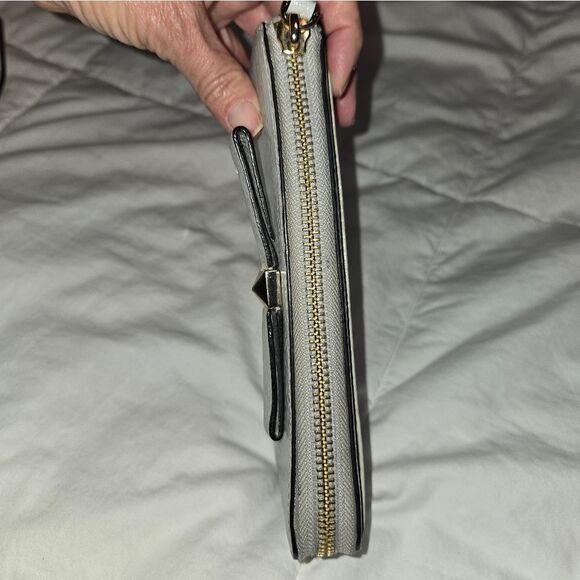 Kate Spade Ligth Gray And Silvet Wristlet - Picture 2 of 13